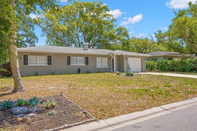 Building Photo - 611 Pinewood Dr
