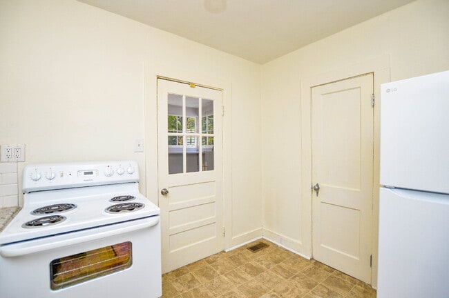 Building Photo - 542 E Black St