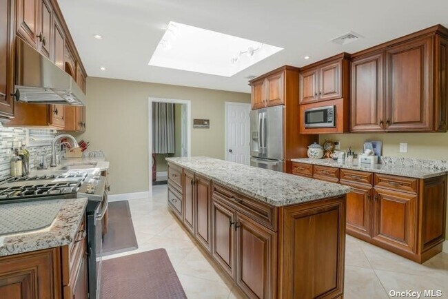 Building Photo - 2 Castle Ct