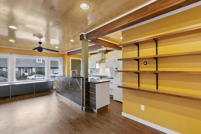 Building Photo - Classic Portland Bungalow