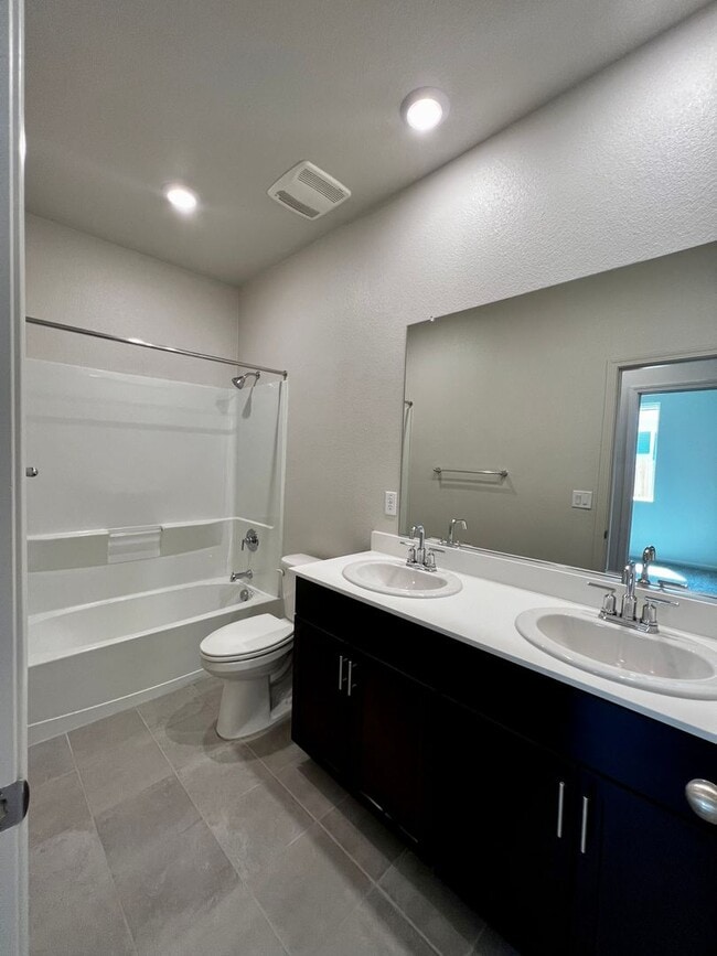 Building Photo - 2035 Greenbriar Dr