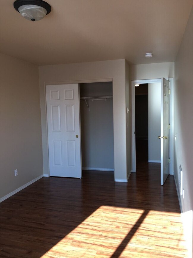 Building Photo - 3 Bedroom Duplex in SW Redmond