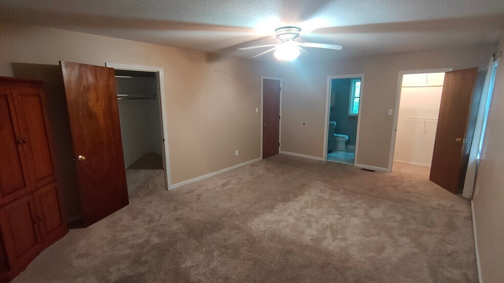 Building Photo - 203 Heidinger Dr