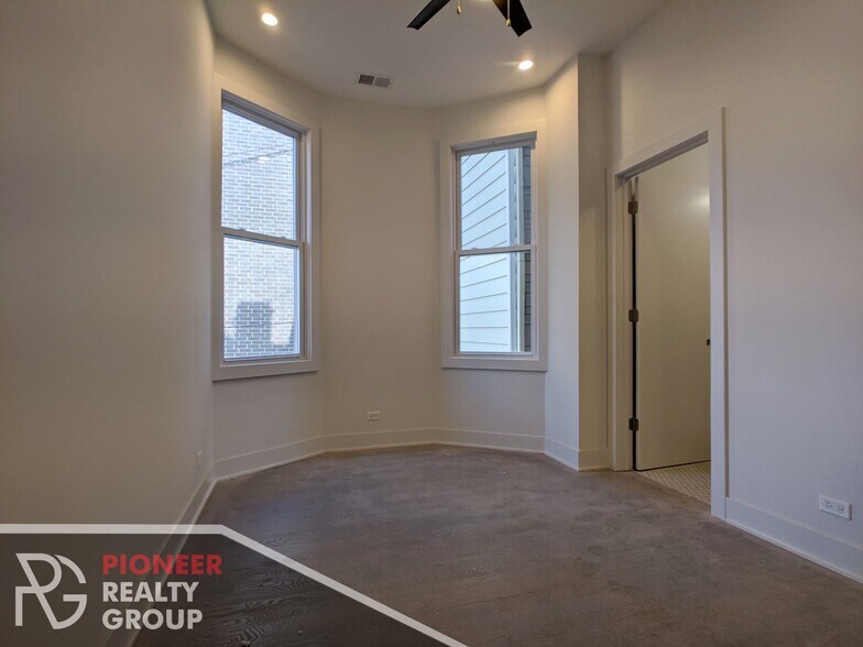 Building Photo - 2121 W Belmont Ave