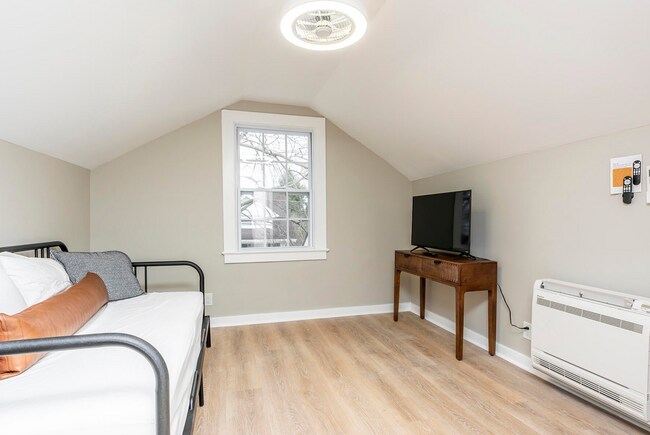 Building Photo - Charming, Fully Furnished Kenwick Rental | $1,250 mo