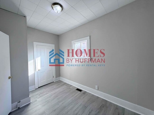 Building Photo - Three Bedroom House | Large Backyard