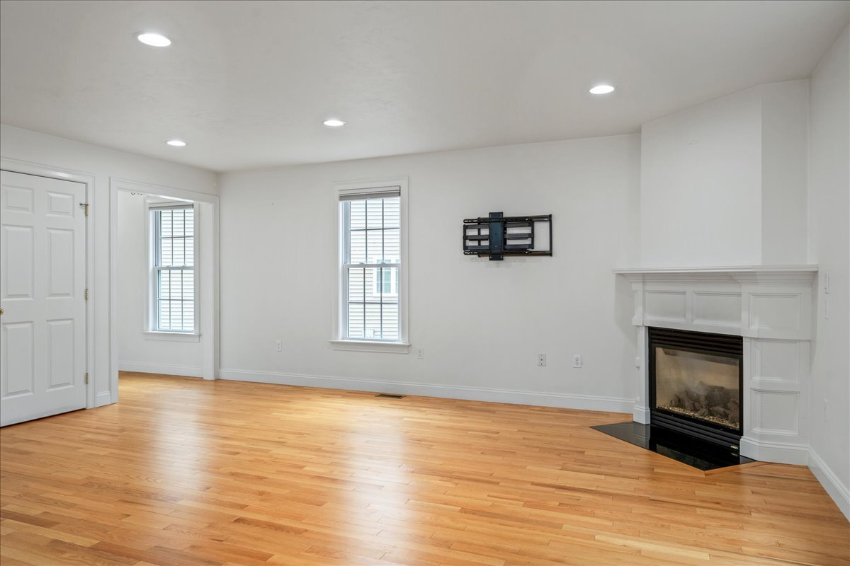 Building Photo - 6 Longview Cir