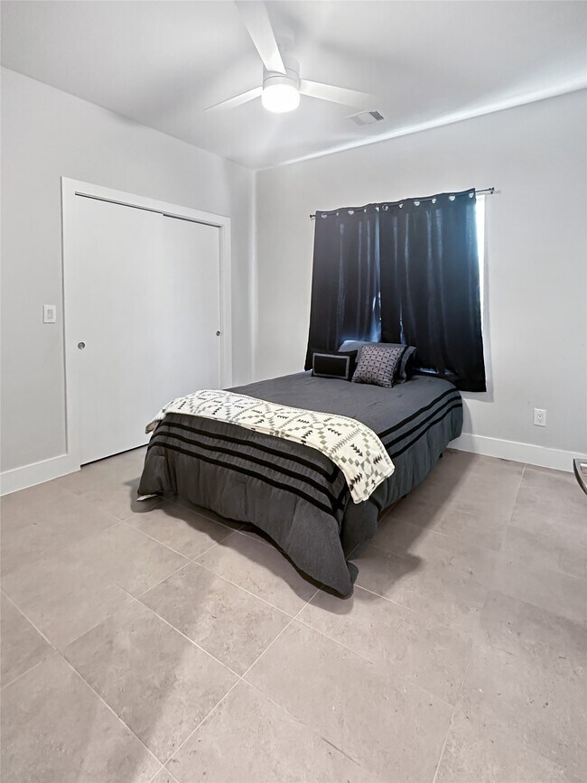 Building Photo - 4702 Oats St