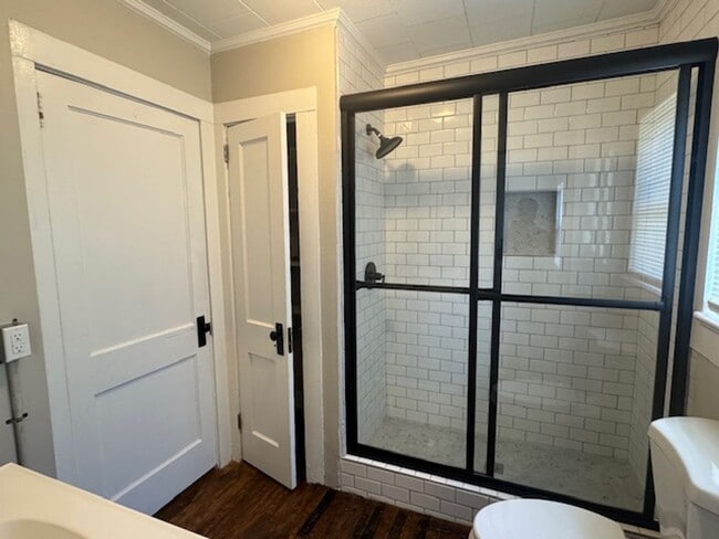 Building Photo - 505 E 5th St