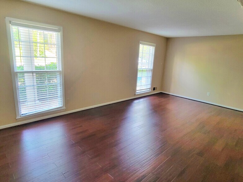 Building Photo - 804 Linbard Ln