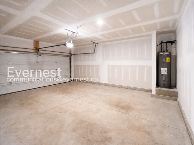 Building Photo - 4 Bed/3 Bath Home with Fenced Yard / Pet-Friendly / Available Now!