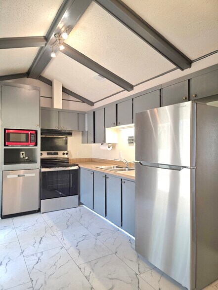 Building Photo - 651 Ynestra Dr