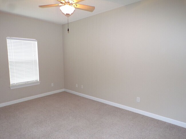 Building Photo - Spacious 3 Bed/2 Bath Home on Wooded Lot