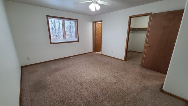 Building Photo - 5 Bedroom, 3 Bath - Triple Garage - Fenced yard Home