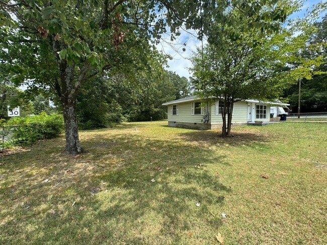 Building Photo - 2 bed home in East Ridge $250 off first mo...