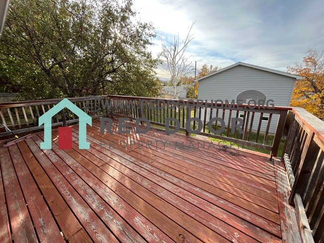 Building Photo - 4 bed / 2 bath Home with Tesla charging station