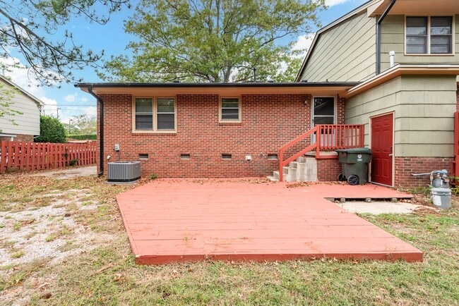 Building Photo - Renovated 2 bedroom townhome 5 miles from downtown Raleigh!