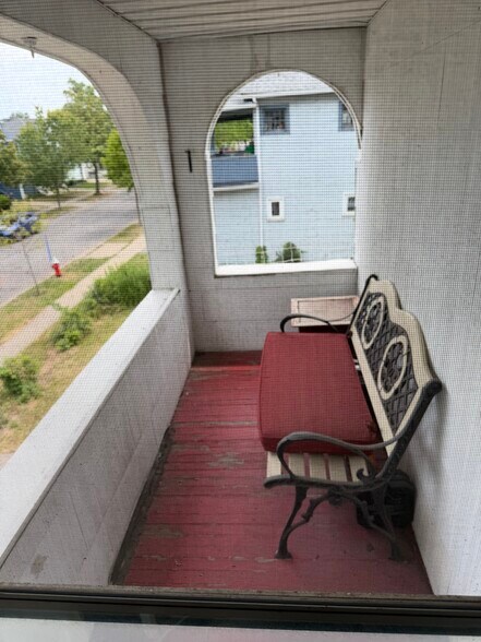 Building Photo - 210 W Hazeltine Ave