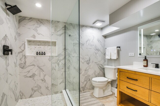 Building Photo - 6242 N Kenmore Ave