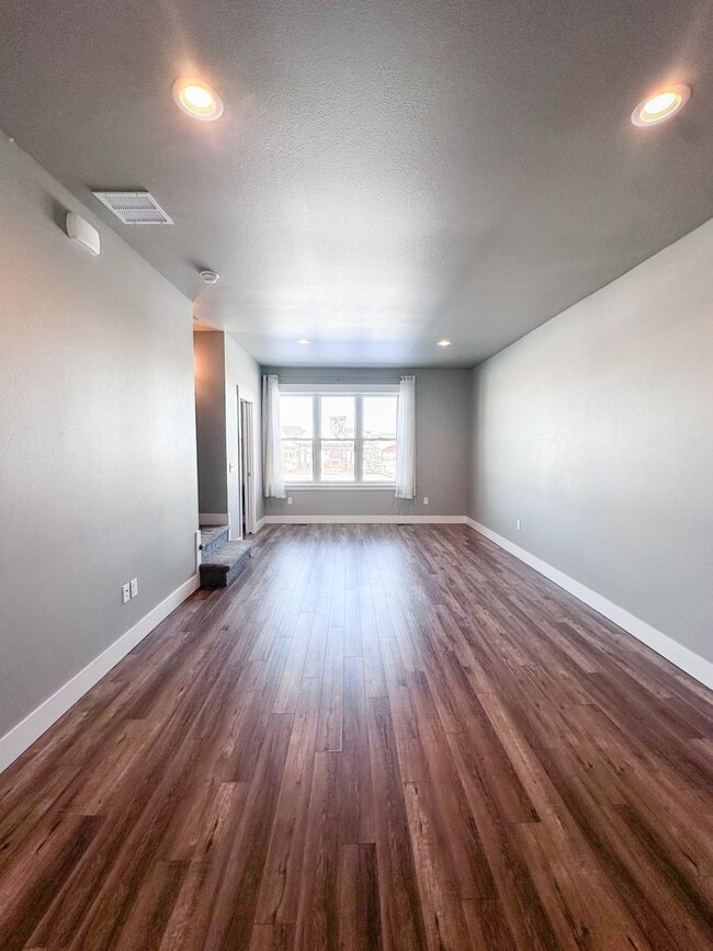 Building Photo - Adorable townhome in Josephine Crossing!