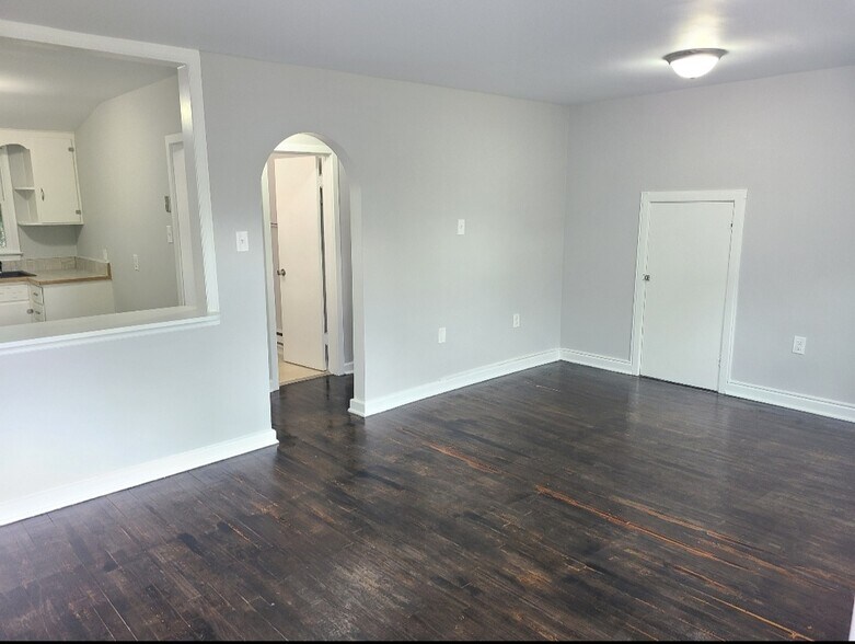 Living Room - 909 w burke st