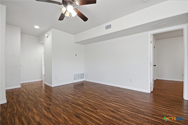 Building Photo - 302 W San Antonio St