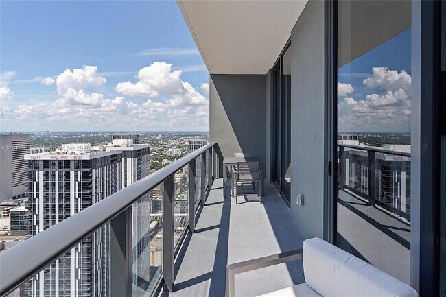 Building Photo - 601 NE 1st Ave