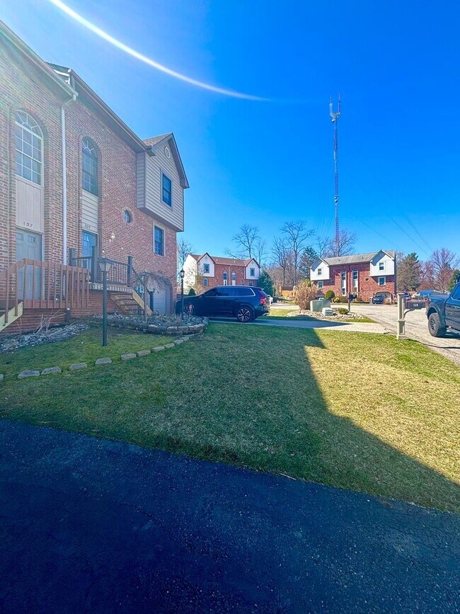 Building Photo - Charming 3BR Townhome in Pittsburgh