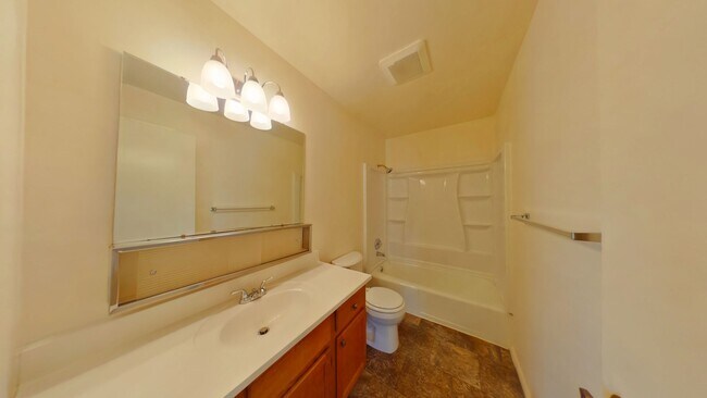 Building Photo - 2 Bedroom 1 Bath Centrally Located! Close to shopping and food truck court on 7th!