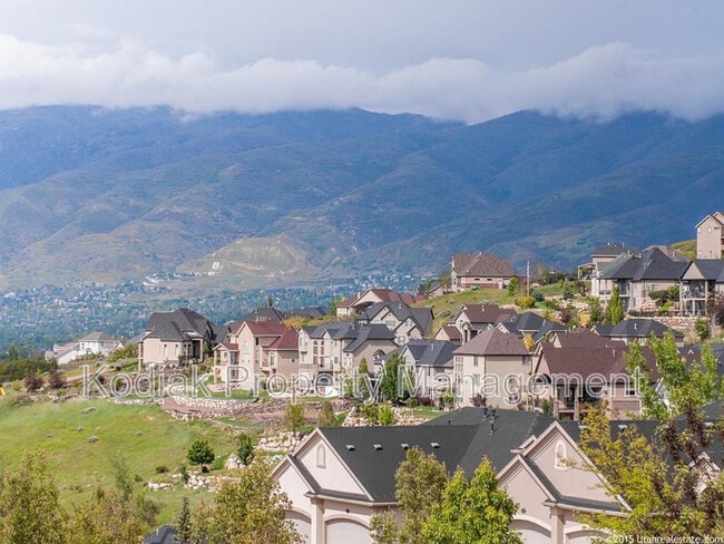 Building Photo - 637 Edgewood Dr