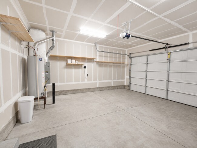 Building Photo - Spacious 3BR Home with Private Yard Near Alpenglow Park