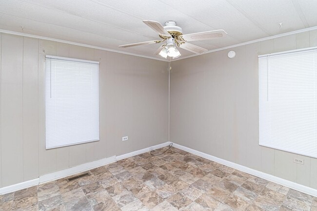 Building Photo - 2 BR, 1 BA W/ FENCED-IN YARD, COVERED FRON...