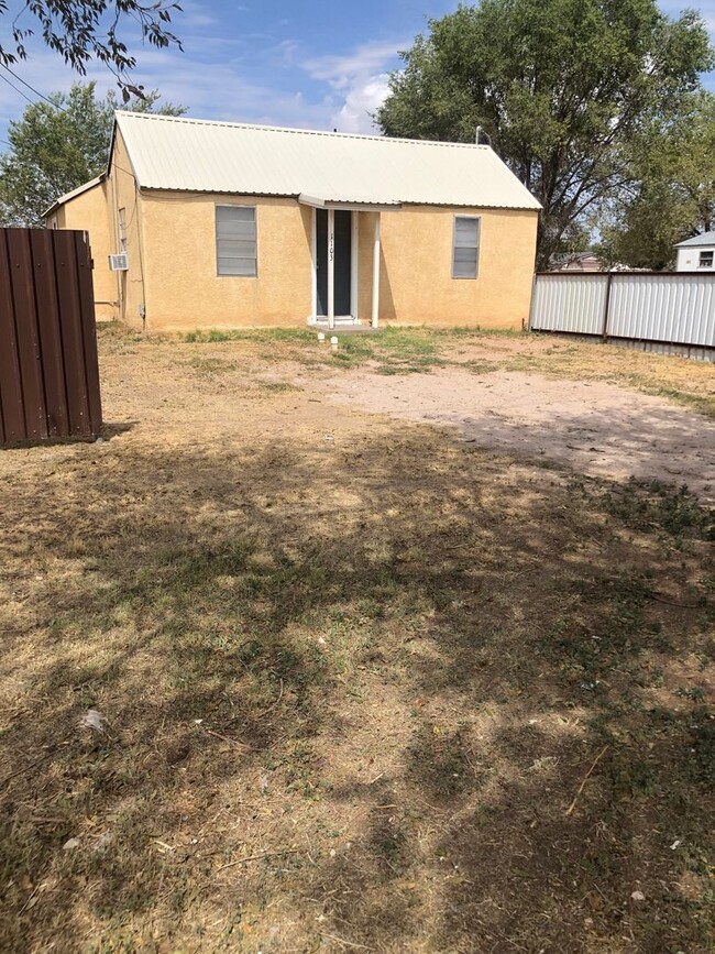 Building Photo - LARGE 1 BEDROOM HOME WITH MANY UPDATES