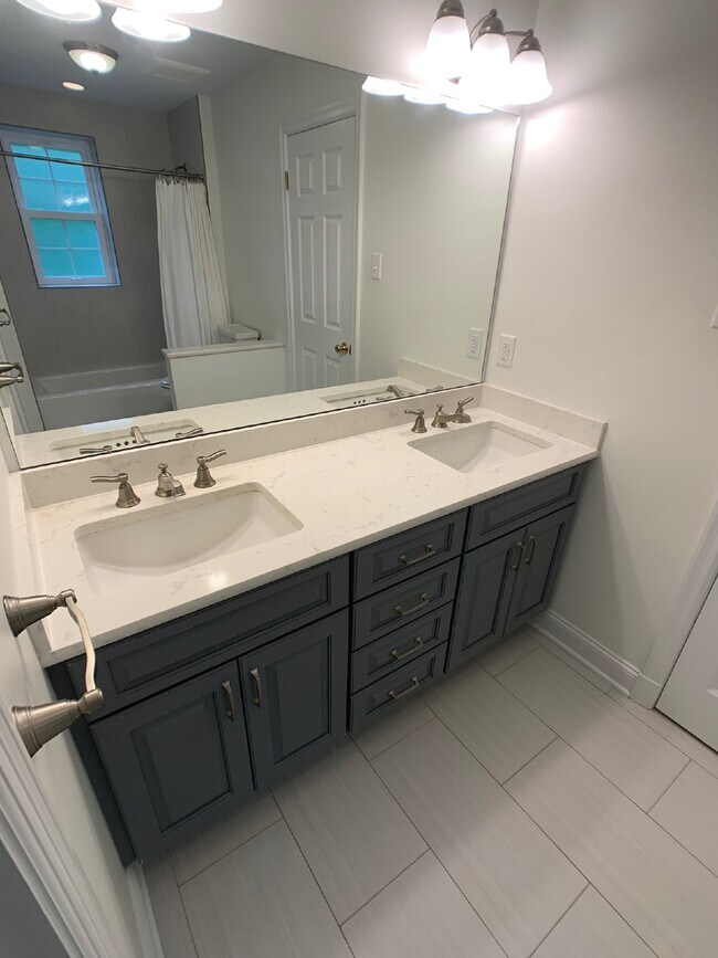 Building Photo - Gorgeous renovated 5 bed 3.5 bath in Clayton