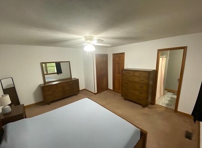 Building Photo - 8624 Valley Dr