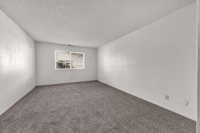 Building Photo - 2bed, 2bath condo with W/D, Balsony and river access