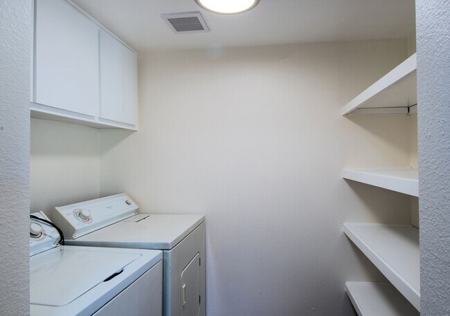 Building Photo - 7 Starburst Ct