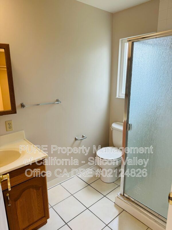 Building Photo - 5035 Wayland Ave