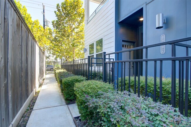 Building Photo - 1909 Maury St