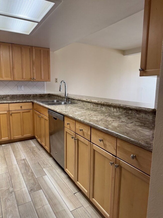 Building Photo - Long Term Unfurnished Condo - Block from Beach