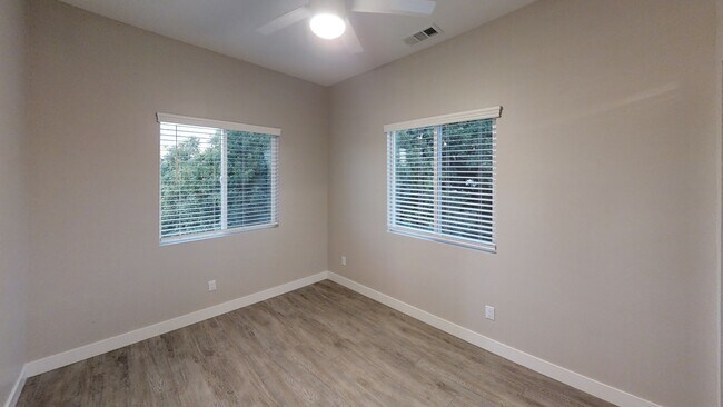 Building Photo - 4BD/2BA, Separated Yard and Parking!