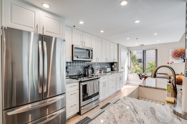 Building Photo - Beautiful 2 Bed, 2 Bath Rental Condo in Portland Goose Hollow neighborhood!