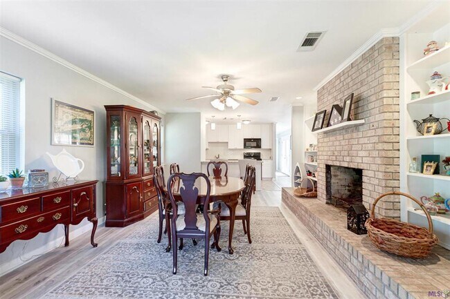 Building Photo - Beautiful 3BR/2BA Home with Sunroom, Formal Dining & Large Backyard