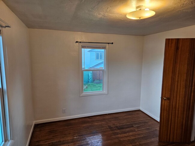 Building Photo - Winter Special-$300 Off Cute 2/BD-1 Bath H...