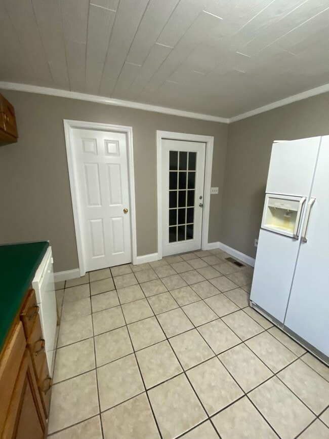 Building Photo - Now accepting applications for a 2 bedroom...