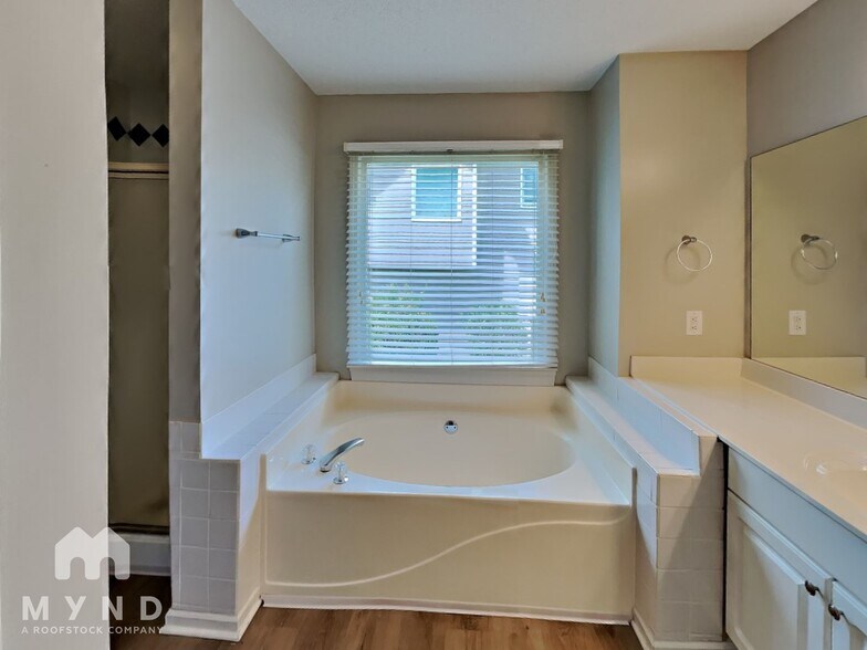 Building Photo - 103 Creekside Dr