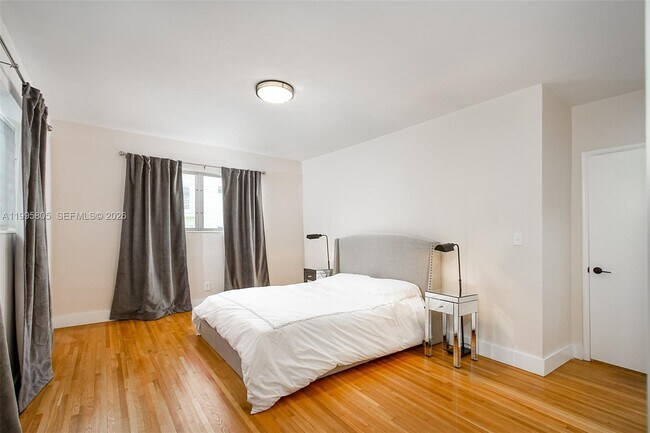 Building Photo - 10081 W Bay Harbor Dr