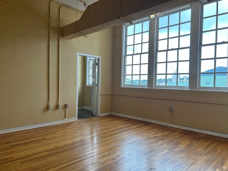Livingroom - 125 Oak Street apartments