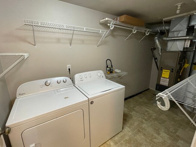 Building Photo - Spacious 3-Bed, 3-Bath Maple Leaf Home