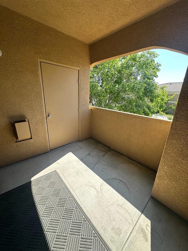 Building Photo - Beautiful 2 Bedroom 2 Bathroom in Roseville!